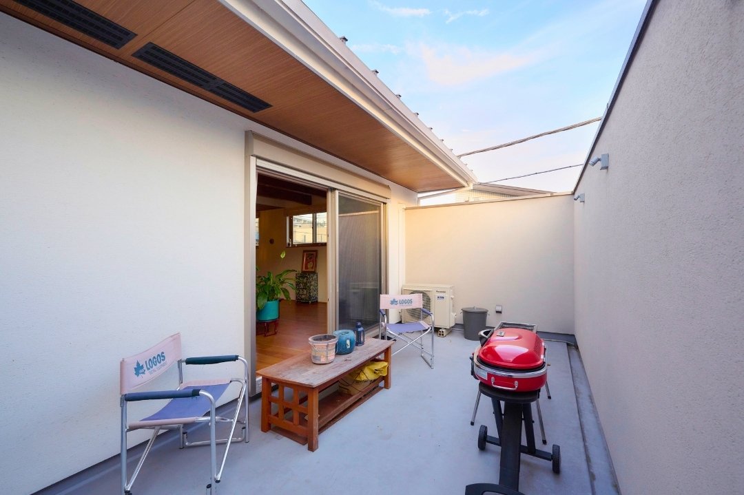 プライバシーを確保した2階バルコニーの画像